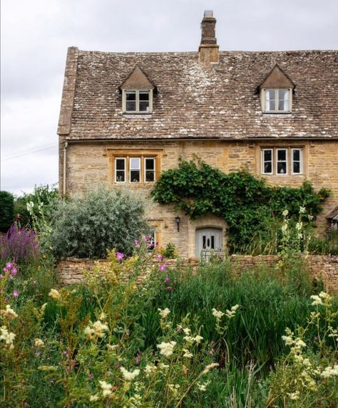 Prairie Core, Country Core, Country Home Exterior, Countryside Aesthetic, England Countryside, English Country Cottage, Countryside Cottage, Dream Farm, Little Cottages