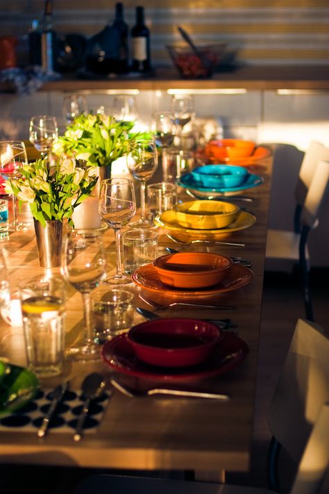 the dinner party | Now that was a camera ready table setting… | Raffaella Loro | Flickr Fiestaware Tablescapes, Fiesta Kitchen, Fiesta Table, Fiesta Colors, Colorful Dishes, Fiesta Dinnerware, Beautiful Table Settings, Pretty Tables, Special Dinner