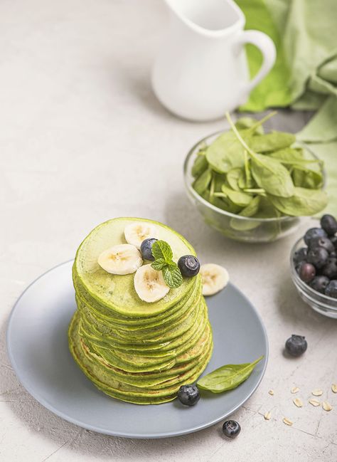 No-Dye Green Pancakes - Super Healthy Kids Green Pancakes Healthy, Green Pancakes Kids, Recipe Oatmeal, Green Pancakes, Kids Pancakes, Spinach Pancakes, Vegetable Pancakes, Colorful Food, Super Healthy Kids