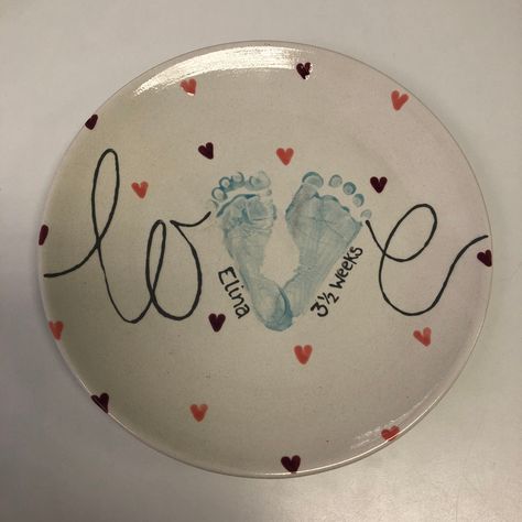 Newborn Pottery Ideas, Baby Craft Gifts Grandparents, Baby Handprint Pottery Ideas, Footprint Pottery Ideas, Baby Ceramic Painting Ideas, Baby Footprint Pottery, Baby Plate Painting Ideas, Baby Pottery Painting Ideas, Footprint Pottery