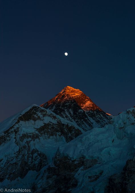 Last light on Mount Everest, as seen from Kala Patthar Gunung Everest, Mount Everest Base Camp, Monte Everest, Mt Everest, Everest Base Camp Trek, Photography Pictures, Beautiful Mountains, Machu Picchu, Nature Pictures