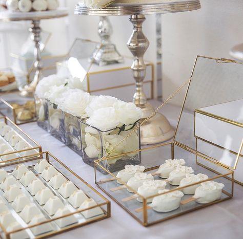 White And Gold Dessert Table, Dessert Bar Wedding Elegant, Sweet Table Wedding Elegant, Purple Dessert Tables, Gold Dessert Table, Purple Desserts, Sweets Table Wedding, Cupcake Table, Sweet Table Wedding