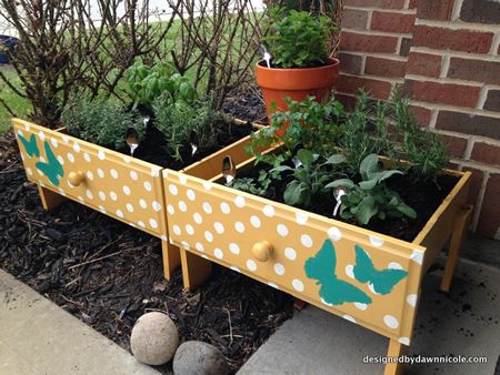 DIY Old Drawer Raised Herb Garden Beds Raised Bed Herb Garden, Making Raised Garden Beds, Raised Herb Garden, Drawers Diy, Vegetable Garden Beds, Beds Diy, Raised Garden Bed Plans, Raised Vegetable Gardens, Herbs Garden