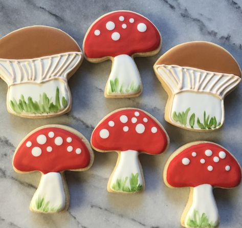 Heidi's Mix: Woodland Mushroom Cookies Toadstool Ornaments, Bored Activities, Oreo Cookie Bar, Mushroom Cookies, Sugar Cookie Designs, Cute Baking, Cookie Inspiration, Sweet Pastries, Cookies Decorated