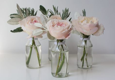 Good size for small poseur table arrangements (x4) - but with purple flowers. Spring Centerpieces, Small Flower Arrangements, Table Arrangements Wedding, Tafel Decor, Clear Vases, Centerpieces Wedding, Roses Wedding, Flowers Arrangements, Table Wedding