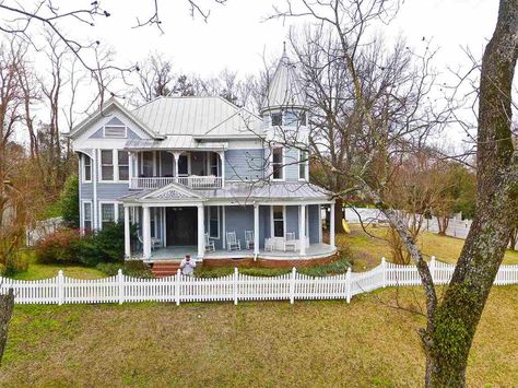 Painted Lady House, Old Houses For Sale, Victorian Home, Deal Of The Day, Turn Of The Century, Side Yard, Old House Dreams, Farmhouse Style House, Cool Beds