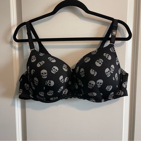 Nwt Torrid Black/White Skull Push-Up T-Shirt Smoothing Bra Size 46b Underwire Cups Push-Up Padding For Lift Back Smoothing Front-Adjustable Straps Wide Side Band To Keep Things Smooth Back Hook-And-Eye Closure Skulls Print Materials (Cups & Wings): 79% Nylon/21% Spandex Materials (Lace): 88% Nylon/12% Spandex Exclusive Of Decoration Pet/Smoke Free Home New With Tags Black Skull Shirt, Black Bra And Under Set, Goth Bras, Gothic Bras, Cute Bra And Under Set, Push Up Bra Outfit, Skull Bra, Japanese Goth, Bra Shirt