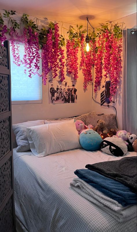 Flower Decorations Bedroom, Flowers In The Wall, Fake Flowers Hanging From Ceiling Bedroom, Room Decor Ideas With Flowers, Full House Decor Ideas, Flower Vine Bedroom, Flowers In Room Bedrooms, Floral Ceiling Bedroom, Flowers On Ceiling Bedroom