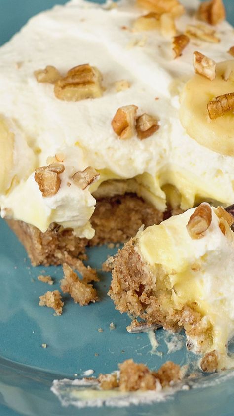 Banana Cream Pie Bars: A deliciously easy twist on everyone's favorite banana cream pie recipe. Banana Cream Pie Squares, Desserts With Pecan Crust, Cream Cheese Pecan Bars, Banana Cream Pie Recipe With Pudding, Banana Cream Pie Bars, Pressure Cooker Cheesecake, Easy Banana Cream Pie, Dessert Pies, Dessert Restaurant