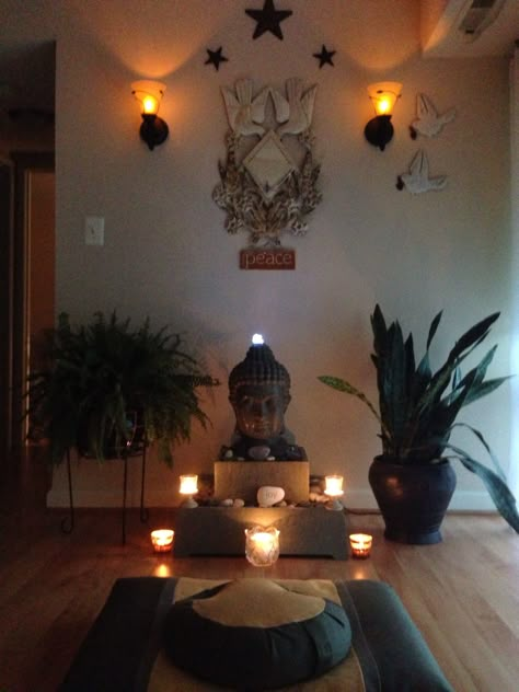 Love the Buddha setup here....great for a nook. I think this buddha head is also a fountain! Sala Zen, Sala Yoga, Yoga Meditation Space, Home Yoga Room, Yoga Meditation Room, Reiki Room, Meditation Room Decor, Meditation Corner, Healing Room