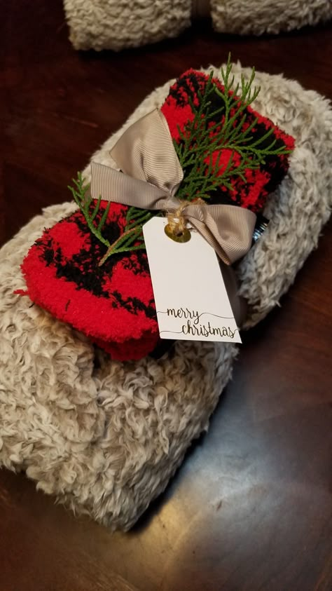 Walmart Sherpa Blanket, handwritten note, Ghirardelli Hot Chocolate packet, Old Navy cozy socks. Under $10. Socks Gifts, Blanket Christmas Gift, Teacher Christmas Gift, Blanket Christmas, Easy Christmas Gifts, Cozy Socks, Teacher Christmas Gifts, Teacher Christmas, Easy Christmas