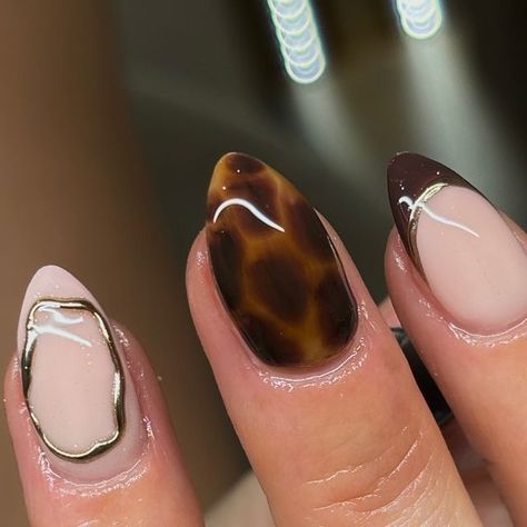 Sarah Elizabeth Cox on Instagram: "Who wants a tutorial? Comment below!   Falling for these autumn vibes 🍂🍁✨  Embrace the season with cozy hues and earthy tones. Who else is ready for sweater weather and tortoise shell nails? 🍂💅  all appointments are based at @lavella_hair SG4 7DP  •  •  •  •  #nailtech #nailtechhitchin #stevenagebiab #biabnailshitchin #hitchinnailtechnician #letchworthnails #hitchinnails #loveglossify #usemeglossify #nailtechorg #biabnails #mani #manicure #summernails #holidaynails #autumnnails #hbafinal2024 #hbafeatured" Tortoise And Gold Nails, Tortoise Shell Short Nails, Tortes Shell Nails, Fall Tortoise Nails Design, Tortoise Nails Tutorial, Fall Nails Tortoise, Tortoiseshell Fall Nails, Turtle Shell Nails, Turtle Nails Design