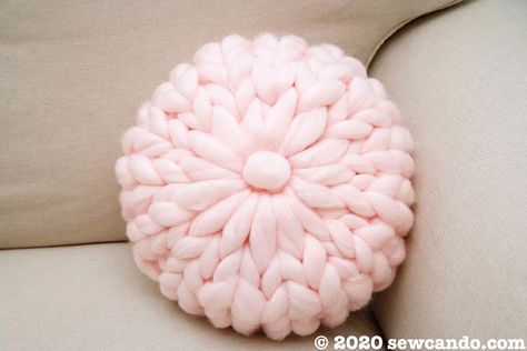 Hand Knit Round Pillow, Finger Crochet Pillow, Hand Crochet Pillow Chunky, How To Hand Knit A Pillow, Hand Knit Pillow Diy, Hand Knit Chunky Pillow, Finger Knit Pillow, Chunky Knit Pillow Diy, Hand Knit Projects