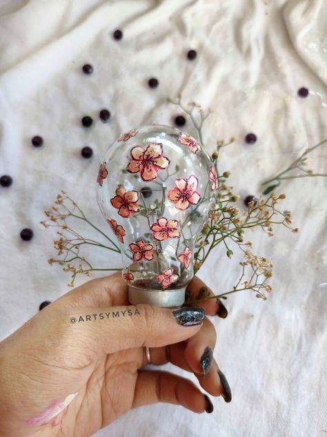 Bulb Painting Ideas Aesthetic, Diy Astetic, Bulb Painting Ideas, Cute Aesthetic Crafts, Aestethic Diy, Painting Aesthetic Easy, Bulb Painting, Crafting Aesthetic, Looks Aesthetic