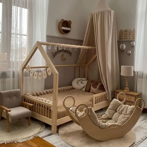 Montessori Floor Bed Nursery, Montessori Room Toddler, Montessori Bedroom Ideas, Montessori Bedroom Newborn, Toddler Room Set Up, Kids Montessori Bedroom, Small Montessori Bedroom, Montessori Bedroom Baby, Montessori Floor Bed