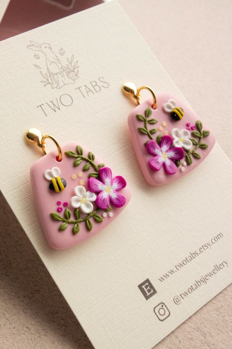 Polymer Clay Finishes, Pink And Gold Polymer Clay Earrings, Bee Polymer Clay Earrings, Clay Bee Earrings, Polymer Clay Bee Earrings, Unique Polymer Clay Earring Ideas, Polymer Earrings Ideas, Bee Clay Earrings, Floral Polymer Clay Earrings