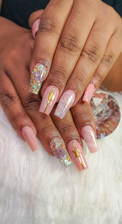 Encapsulated glitter nails with flowers and marble acrylic. If @thereal_rochellelopez Glitter Nails With Flowers, Nail Encapsulated Design, Encapsulated Glitter Nails, Glitter Acrylic Nails, Nails With Flowers, Glitter Acrylic, Short Nail, Acrylic Nail Designs, Short Nails