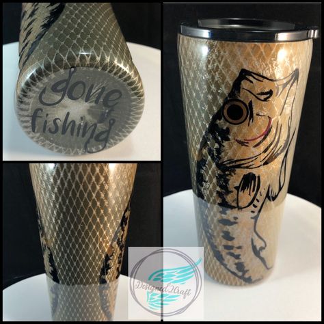 Fishing Tumblers For Men, Fishing Tumbler Ideas, Tumbler Designs For Guys, Mens Tumbler Cup Ideas, Tumbler Spinner, Diy Fishing Gifts, Epoxy Mugs, Fishing Mugs, Tumblers Epoxy