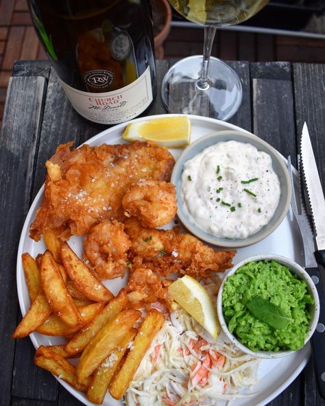 Food etc. on Instagram: “Fish and chips for Saturday dinner! Thick cut chips, beer battered plaice and prawns, ’mushy peas’ with mint, tartar sauce, coleslaw and a…” Fish And Chips Plating Ideas, Fish And Chips Sandwich, Posh Fish And Chips, Fish Chips And Mushy Peas, British Fish And Chips Recipe, Fish And Chips Tartar Sauce, Scottish Fish And Chips, Canteen Food, Fish And Chips Recipe