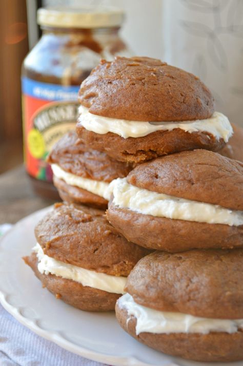 Apple Butter Whoopie Pies Like and Repin.  Noelito Flow instagram http://www.instagram.com/noelitoflow Whoopee Pie, Whoopi Pies, Whoopie Pie Recipe, Pumpkin Whoopie Pies, Cookie Sandwich, Whoopie Pie, Spice Cake Mix, Whoopie Pies, Köstliche Desserts