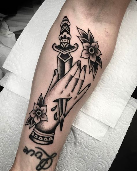 1,129 Likes, 1 Comments - Andrea Giulimondi (@andreagiulimondi) on Instagram: “Thank you teddy ! @thefamilybusinesstattoo” Hand Holding Tattoo, Traditional Heart Tattoos, Traditional Hand Tattoo, Mirror Tattoos, Wreath Tattoo, Tarot Card Tattoo, Tarot Tattoo, Traditional Tattoo Sleeve, Witch Tattoo