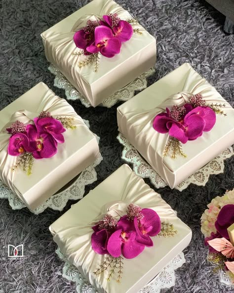 Malay Wedding Decorations, Diy Dulang Hantaran, Hidden Hantaran Ideas, Wedding Souvenir, Idea Hantaran Tunang Simple, Hidden Hantaran Gold, Hidden Hantaran, Hidden Dulang Hantaran, Hamper Gift Basket