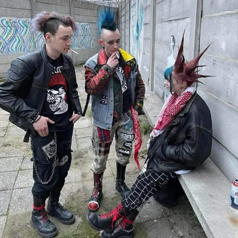 Crust Punk Outfits, Styl Emo, Punk People, Emo Goth Aesthetic, Alt Diy, Alt Boys, Punk Subculture, Punk Outfit, Punk Culture