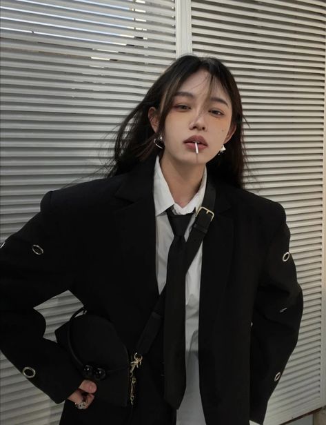 Suit Asethic, Tomboy Photoshoot, Buisnesscore Outfit, Pakaian Hipster, Tomboy Fits, Woman In Suit, Tomboy Style Outfits, Character Inspo, Futuristic Fashion