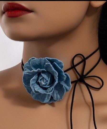 Uses For Old Jeans, Fete Ideas, Denim Choker, Denim Ideas, Neck Accessories, Fabric Flowers Diy, Denim Crafts, Miniature Crafts, Sewing Art