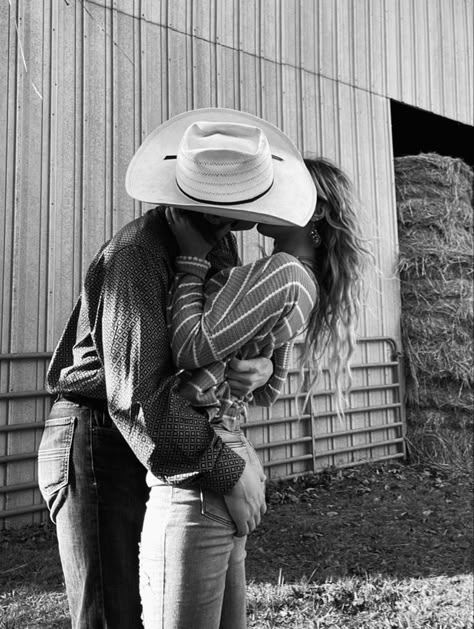 Country Boyfriend Goals Pictures, Cute Country Couples Pictures, Country Relationship Goals Pictures, Cowboy And Cowgirl Couple Pictures, Cute Country Couple Photos, Couple Goal Country, Dating A Cowboy, Cute Country Relationship Goals, Western Relationship