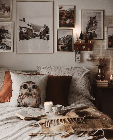 Academia Room Inspiration, Room Inspiration Aesthetic Vintage, Dark Academia Bedroom Aesthetic, Academia Bedroom Aesthetic, Brown Room Decor, Light Academia Bedroom, Dark Academia Tumblr, Dark Academia Room Ideas, Dark Brown Bedrooms