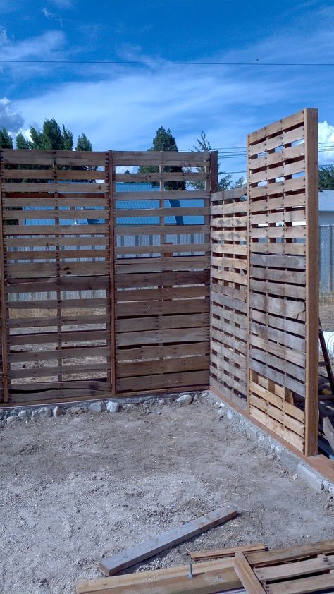 How To Attach Pallets Together, Double High Pallet Fence, Pallet Shade Structure, How To Build A Pallet Wall, Pallet Walls Outdoor, Outdoor Pallet Wall, Pallet Outdoor Wall, Pallet Siding, Pallet Wall Diy