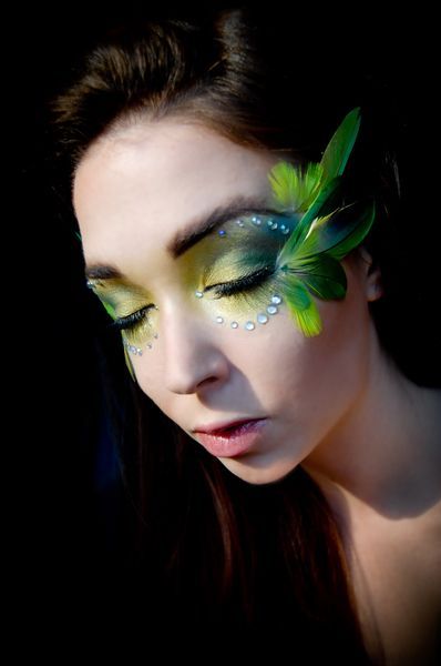 Vibrant parrot inspired make-up with feathers and crystals. | Do ... Bird Costume Makeup, Makeup With Feathers, Feather Makeup Look, Bird Inspired Makeup, Feathers Makeup, Feather Makeup, Bird Makeup, Parrot Costume, Festival Make Up