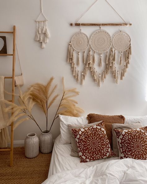 Diy Crochet Wall Hanging, Diy Dream Catcher Tutorial, Peach Walls, Dream Catcher Tutorial, Handmade Dreamcatcher, Crochet Wall Hangings, Bedroom Decor Design, Boho Room, Dream Catcher Diy