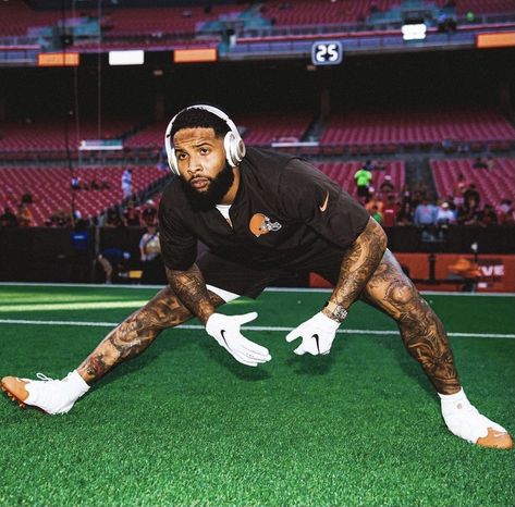 Maintenance Vision Board, Odell Beckham Jr Haircut, Obj Football, Rapper Clothing, Posing For Men, Odell Beckham Jr Wallpapers, Book Wallpapers, Football Drip, Athletic Lifestyle