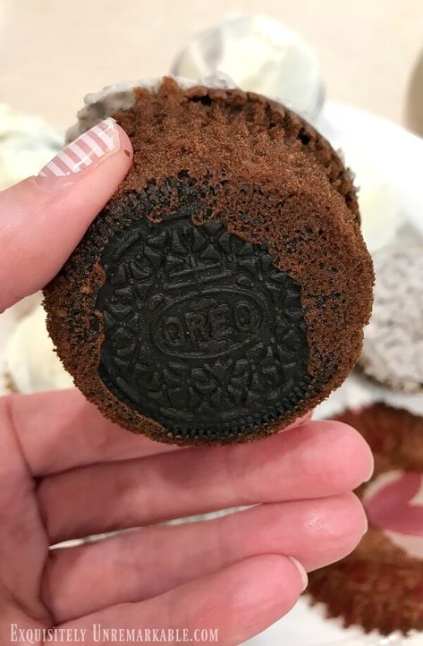 Oreo Cookie Bottom Cupcakes Oreo Cookie Cupcakes, Oreo Smoothie, Oreo Cupcake Recipe, Frost Cupcakes, Cookies And Cream Frosting, Cookie Cupcakes, Moist Vanilla Cupcakes, Cookie And Cream Cupcakes, Oreo Frosting