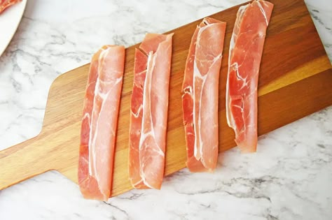 How to Fold Meat for a Charcuterie Board - Planning Inspired Fall Fruit Salad, Anti Pasta, Picnic Appetizers, Graze Board, Stuffed Jalapeños, Party Nibbles, Prosciutto Recipes, Charcuterie Board Meats, Charcuterie Meats