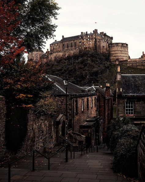 Edinburgh City, Edinburgh Castle, England And Scotland, Castle Rock, Days Of The Year, Scotland Travel, Oh The Places Youll Go, End Of The World, Edinburgh