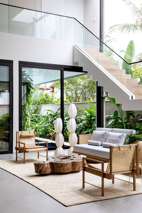 Modern Tropical Interior Design, Modern Tropical Interior, Beach House Aesthetic, Tropical Interior Design, Modern Tropical House, Tropical Interior, Tropical Living, Sala Grande, Estilo Tropical