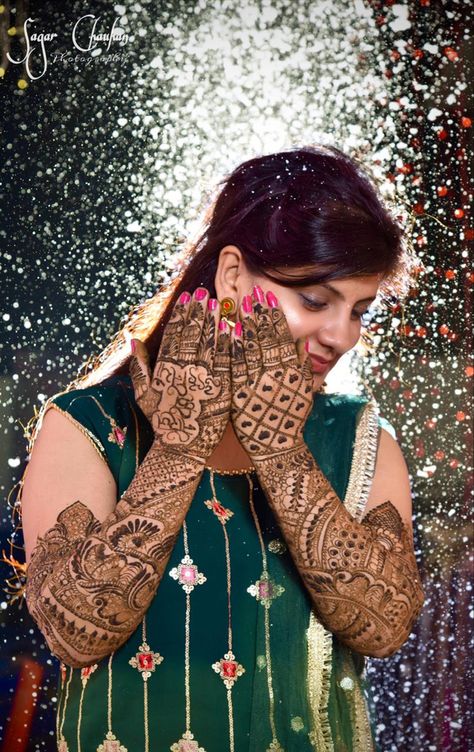 Bride mendhi Mehandi Dulhan Pose, Mehedi Poses Bride, Mehndi Girls Poss, Mehandhi Poses, Bride Mehndi Poses, Mehndi Closeup, Mehandi Stills, Mehndi Poses For Bride, Bride Mendhi