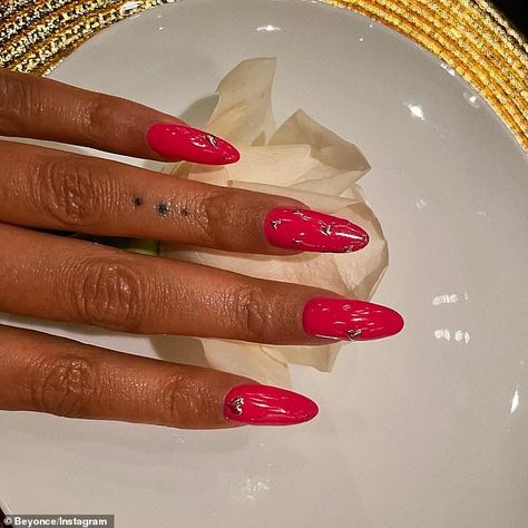 Beyoncé Nails, Beyonce Nails, Pvc Trousers, Fox Nails, Red Color Schemes, Crazy In Love, Edgy Nails, Heart Hands Drawing, Instagram Snap