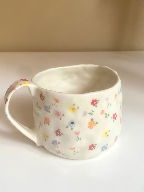 Ceramic Cafe, Diy Pottery Painting, Cerámica Ideas, Hand Painted Mugs, Pottery Painting Designs, Flower Mug, Pretty Mugs, Painted Mugs, Mug Handmade