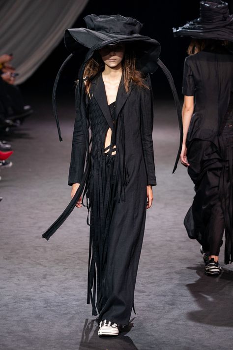 Yohji Yamamoto Spring 2020 Ready-to-Wear Collection - Vogue Anti Fashion, 2020 Fashion Trends, Vogue Russia, 2020 Fashion, Fashion Show Collection, Yohji Yamamoto, Dark Fashion, Dress Code, Japanese Fashion