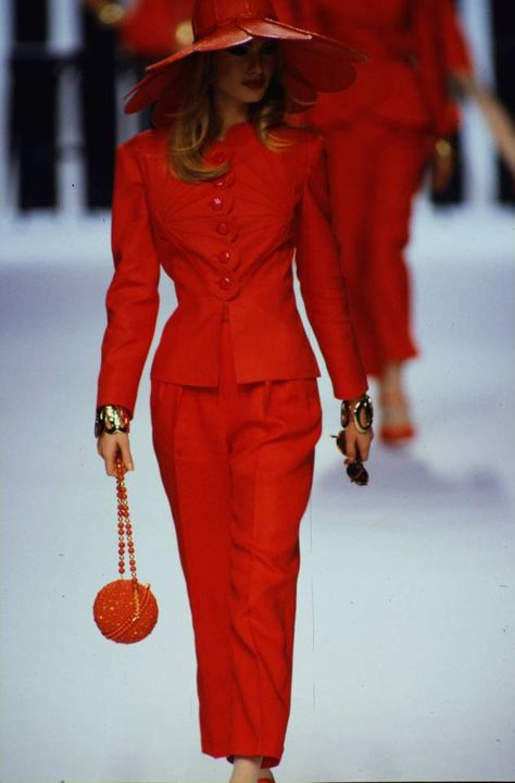 Supermodel Outfits, 90s 2000s Fashion, Karen Mulder, Valentino Runway, Models 90s, Runway Fashion Couture, Vintage Runway, High Fashion Editorial, Valentino Couture