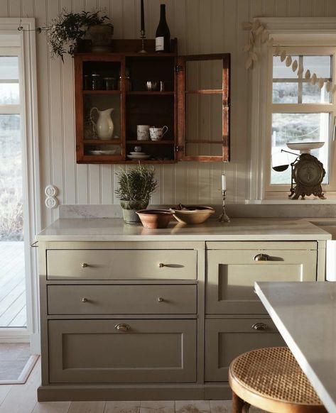 Boheme Interior Design, Shelves On Side Of Cabinet, Modern Farmhouse Cottage Kitchen, Swedish Farmhouse Kitchen, Small Cottage Kitchen Ideas Tiny Homes, Woods And White Decor, Dark Cottage House, Rustic Kitchen Design Inspiration, Dresser In Kitchen