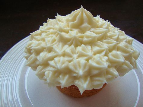 Greek Yogurt Icing Greek Yogurt Frosting, Greek Yogurt Dessert, Greek Yogurt Honey, Flavored Yogurt, Healthy Frosting, Yogurt Honey, Yogurt Flavors, Butter Frosting, Buttercream Recipe