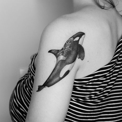 KALAWA tattooer sur Instagram : Orca on shoulder for Justine. Thank you so much.⠀ -⠀ #tattoo #tattoos #tattooist #tattooing #tattooed #skin #orca #orcatattoo #seatattoo… Orca Tattoo, Marseille France, Sea Tattoo, Shoulder Tattoo, I Tattoo, Skin, Tattoos, Instagram