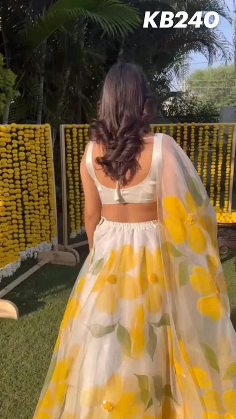 Haldi Dress Ideas, Haldi Outfit For Bride, Haldi Ceremony Outfit, Haldi Dress, Haldi Outfits, Function Dresses, Haldi Outfit, Simple Lehenga, Wedding Lehenga Designs