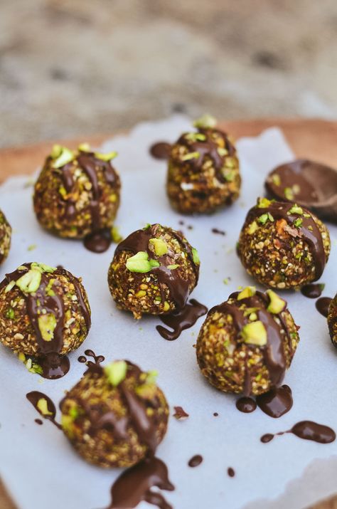 All you need is pistachios, oats, and dates to make the best pistachio balls! These energy bites are super easy to make, they are healthy for you, and they have 2 grams of protein each. Pistachio Balls, Bake Healthy, Chocolate Bowl, Chewy Granola, Protein Snack, Afternoon Snack, Melting Chocolate Chips, Protein Ball, Super Easy Recipes