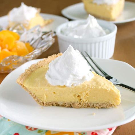 Yogurt Dessert Recipes, Mango Pie, Yogurt Dessert, Slice Of Pie, Mango Cream, Frozen Mango, Frozen Pie, Cream Pie Recipes, Coconut Cream Pie